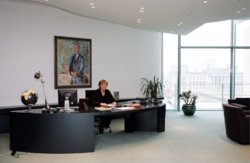 2013-05-28T084939Z_192528860_GM1E95R1O7V01_RTRMADP_3_GERMANY-MERKEL.JPG